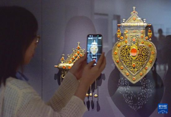 4月14日日本一区日本一区，媒体记者在拍摄展品。新华社记者 陈铎 摄