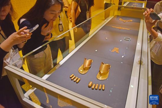 4月14日，媒体记者在参观埃及脚趾套和拖鞋。新华社记者 陈铎 摄
