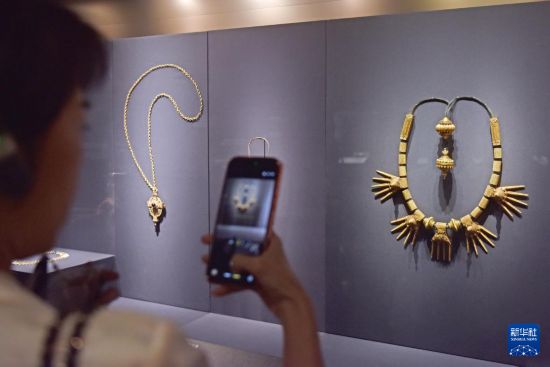4月14日，媒体记者在拍摄印度“塔利” 婚姻项链。新华社记者 陈铎 摄