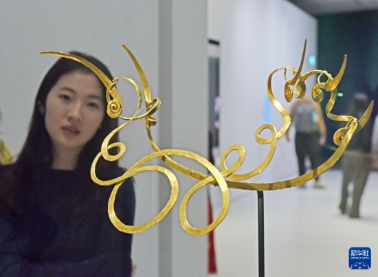 4月14日，媒体记者在参观一款项链。新华社记者 陈铎 摄