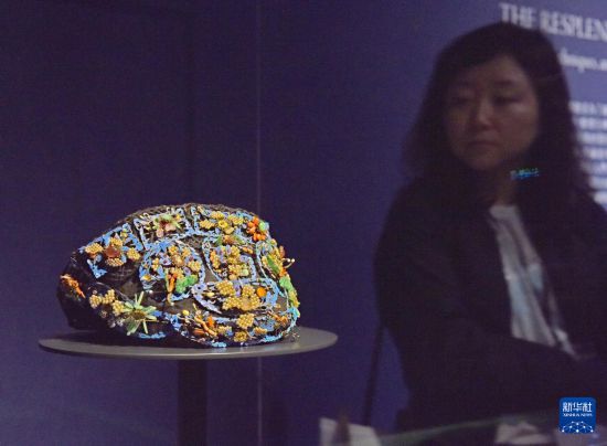 4月14日，媒体记者在参观展品。新华社记者 陈铎 摄